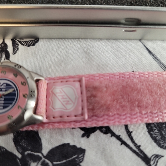 Women's gentle used Oilers pink watch - Picture 3 of 5